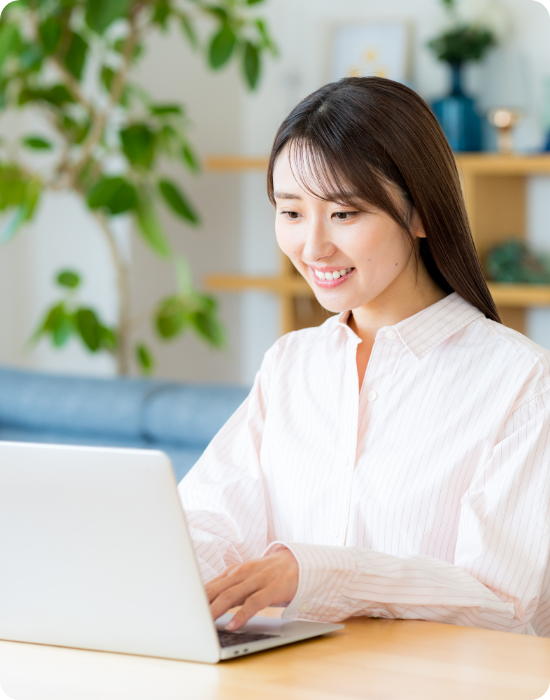 ノートパソコンを操作する女性