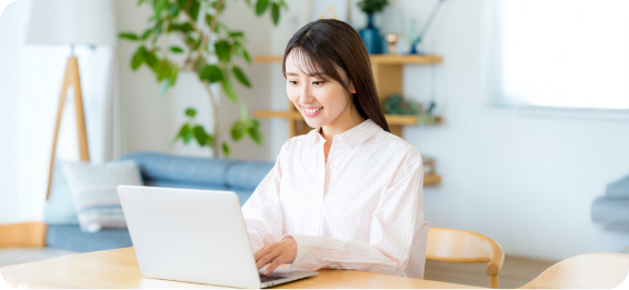 ノートパソコンを操作する女性