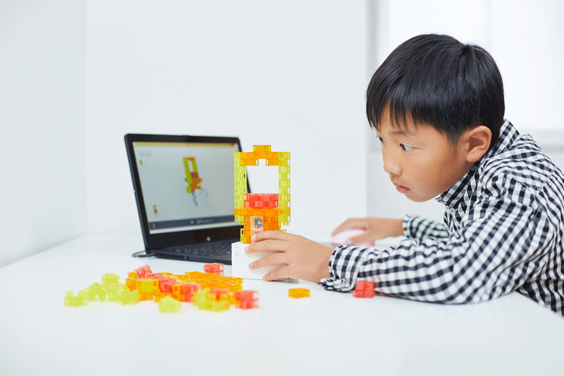 koov(クーブ)ソニーが開発した、小中学生向け、プログラミング教材 koov(クーブ)ソニーが開発した、若年層向けプログラミング教材